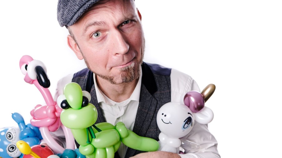 Das Bild zeigt Ballonkünstler Tobi Twist.