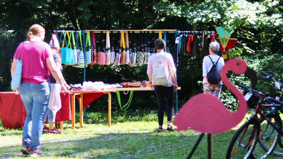 Das Bild zeigt einen Verkaufsstand der Nähwerkstatt.