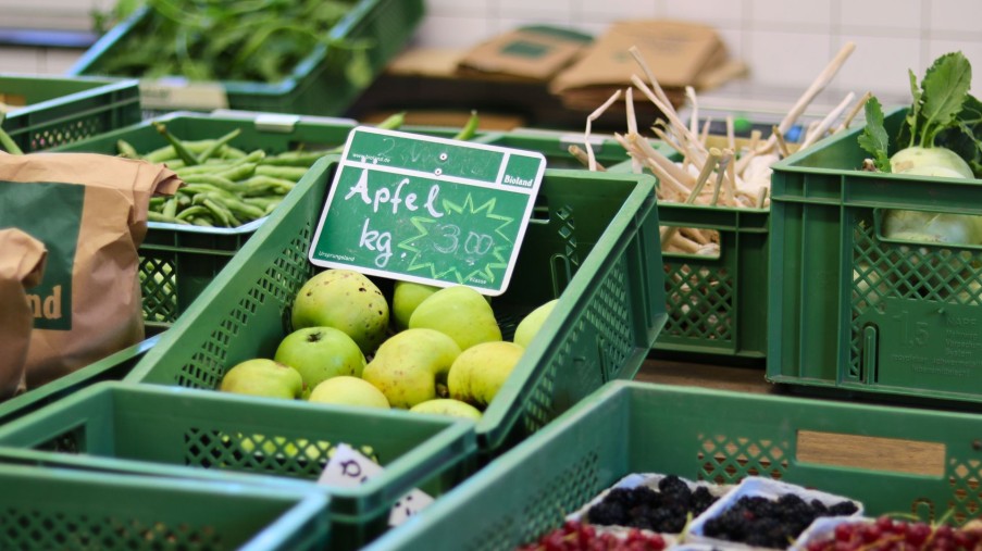 Das Bild zeigt eine Obst- und Gemüsekiste.