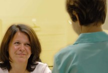 Arzthelferin im Gespräch mit einer Patientin