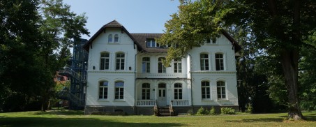 Foto: Gebäude, in dem sich die Medizinische Rehabilitation für Alkohol und Medikamentenabhängige, Station 35, befindet.