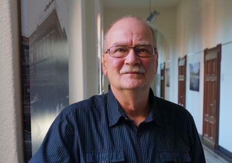 Foto: Mann, der als Ombudsperson bei der LVR-Klinik Langenfeld tätig ist.