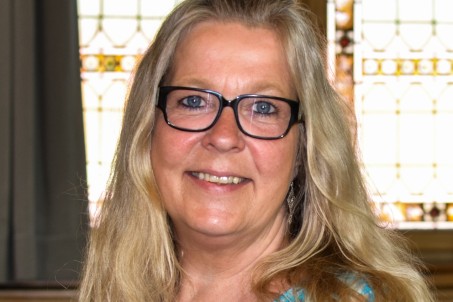 Foto: Frau mit langen blonden Haaren