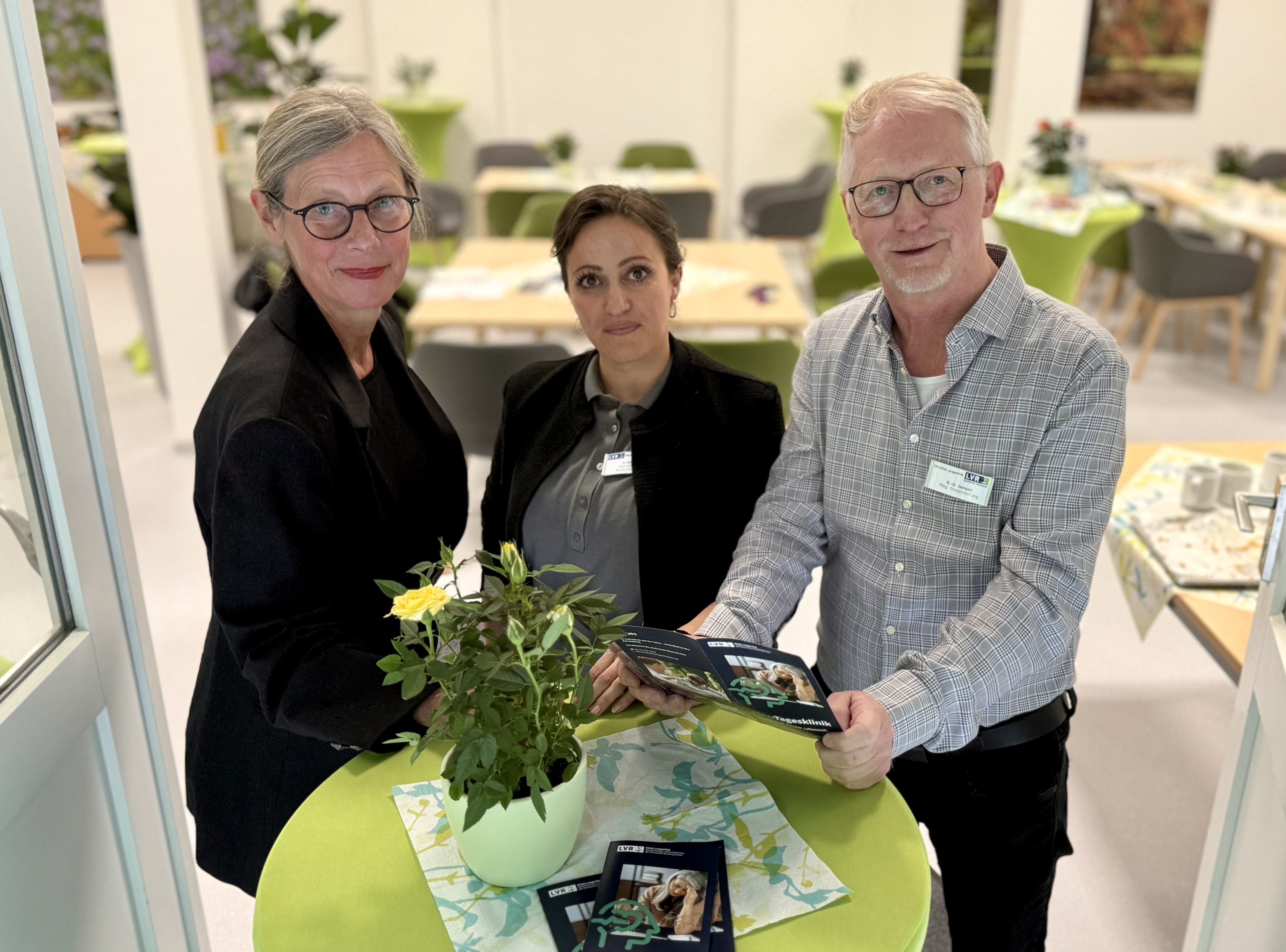 Das Bild zeigt drei Personen: Foto (v. l. n. r.): Prof. Dr. Birgit Janssen, Ärztliche Direktorin; Alexandra Borsien, Psychologische Psychotherapeutin; Rainer-Georg Jansen, Pflegerische Leitung Flex-Tagesklinik (von links nach rechts)