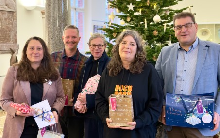 Geschenkübergabe Wunschbaumaktion