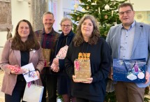 Geschenk&uuml;bergabe der Wunschbaumaktion