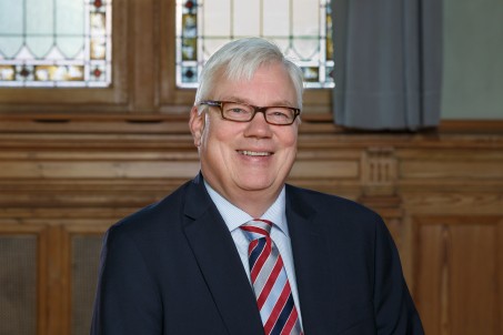 Das Bild zeigt Dr. Dr. Thomas F. Dielentheis.