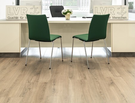 Das Bild zeigt zwei Stühle vor einem Tisch stehend.